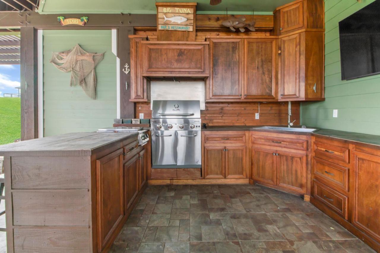 Luxury Waterfront Home Family And Pet Friendly Near Surfside Beach 11 Mins Freeport Exterior photo